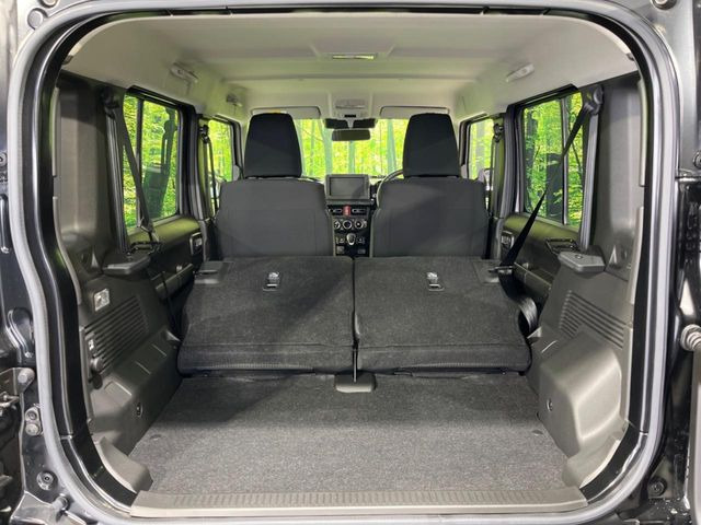 ���i�̂���������ʋ΁A���}���ɏ\���ȉ׎��X�y�[�X���m�ۂ��Ă���܂��B�Z�J���h�V�[�g��|���ƁA�傫�ȉו��̐ύڂ��\�ł���