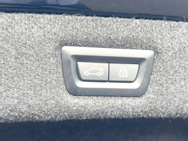 ●電動リアゲート:ワンタッチでリアゲートの開閉ができ、荷物などで両手が塞がっている状態でも簡単に開閉ができる便利機能です。