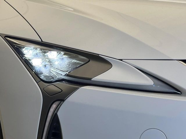 【三眼LEDヘッドライト】スタイリッシュな見た目の三眼LEDヘッドライトを装備♪スタイルだけでなく、夜間の走行も視界良好で安心してお乗りいただけます。