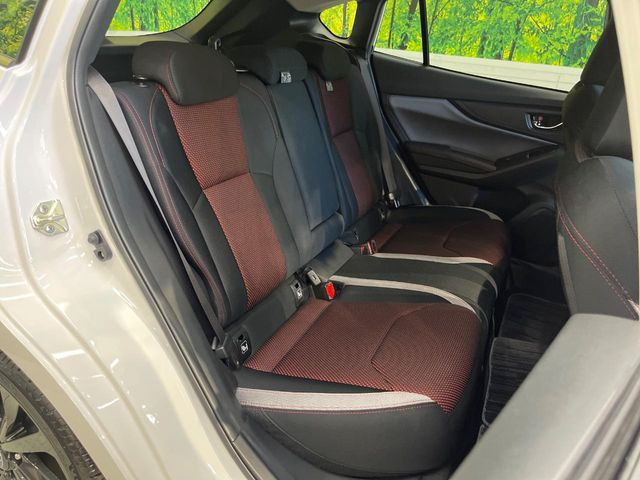 後部座席も気になるようなキズ・汚れやへたり等、大きなダメージはなく、良好な状態です。