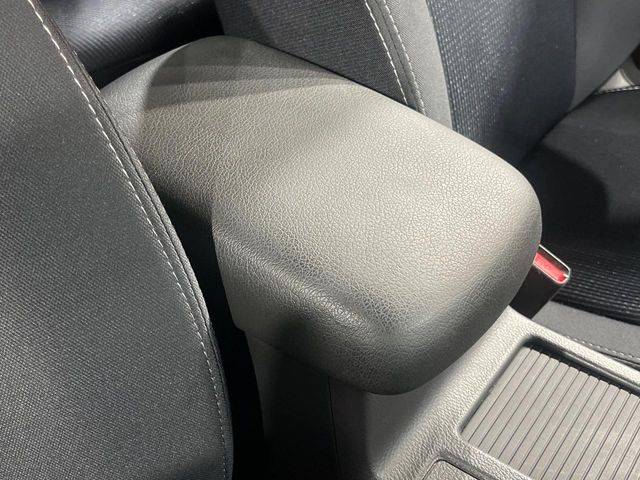 【アームレスト】運転中の身体の負担を軽減してくれるアームレストを装備♪