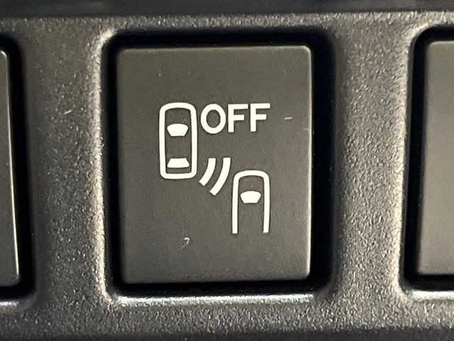 【リヤビークルディティクション】走行中、ドアミラーの死角になりやすい箇所に後続車が接近するとサイドミラー付近に警告を表示、ドライバーに注意喚起と、万一の際はハンドル操作をアシストをします。