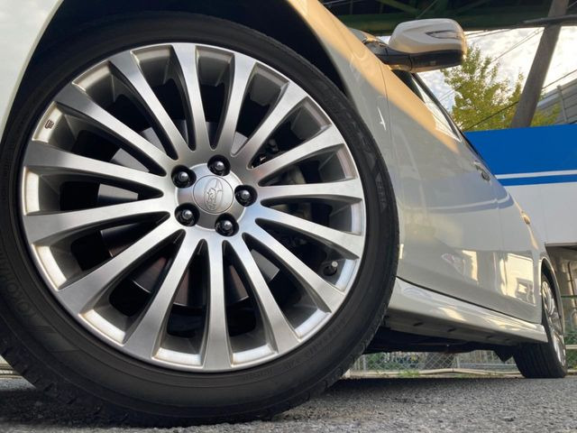 �y����18�C���`�A���~�z�C�[���z�O�ςɃ}�b�`���������A���~�z�C�[���𑕒����Ă���܂��B�e��ЊO�A���~�z�C�[����A�X�^�b�h���X�^�C�����戵�����Ă���܂��B���񂲑��k����������