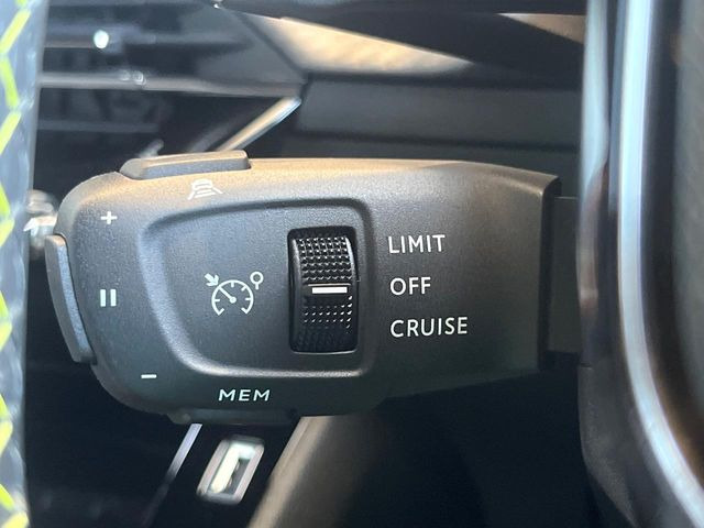 ●レーダークルーズコントロール:前の車との車間距離を一定にとりつつ、一定速度で自動走行してくれる次世代のクルーズコントロール!主に高速道路や自動車専用道路で使用する便利な機能です!