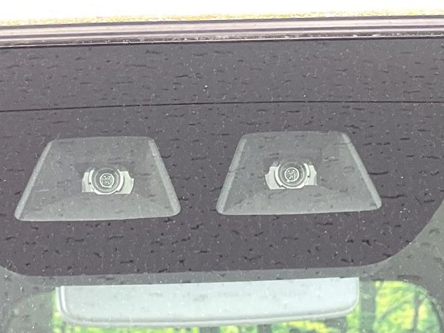 【スマートアシスト】走行中に前方の車両等を認識し、衝突しそうな時は警報とブレーキで衝突回避と被害軽減をアシスト。より安全にドライブをお楽しみいただけます。