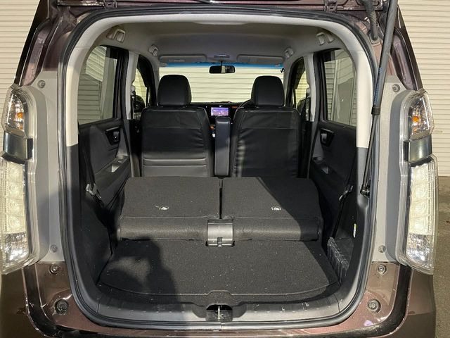 ���i�̂���������ʋ΁A���}���ɏ\���ȉ׎��X�y�[�X���m�ۂ��Ă���܂��B�Z�J���h�V�[�g��|���ƁA�傫�ȉו��̐ύڂ��\�ł���