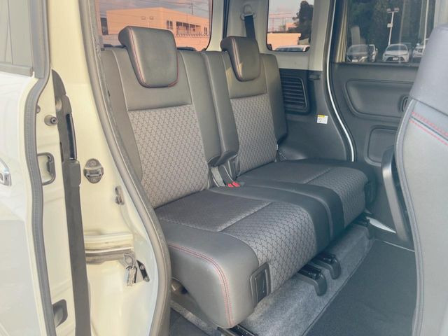 後部座席も気になるようなキズ・汚れやへたり等、大きなダメージはなく、良好な状態です。