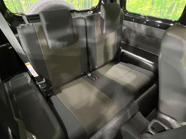 後部座席も気になるようなキズ・汚れやへたり等、大きなダメージはなく、良好な状態です。
