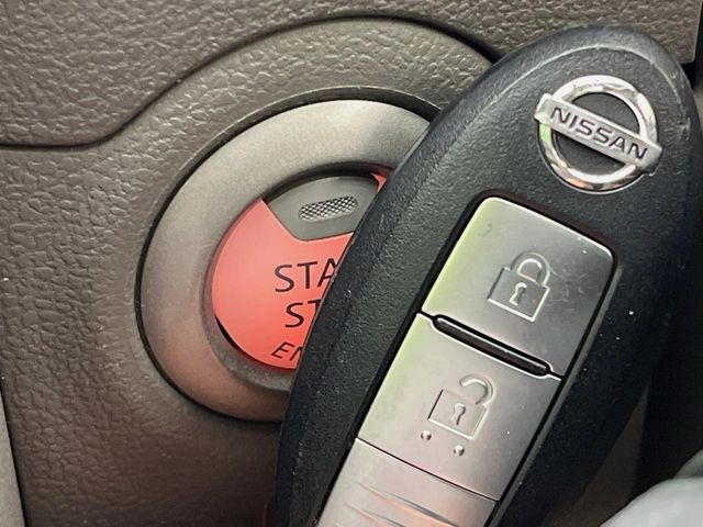 【インテリジェントキー】カバンやポケットに入れたままでもドアの施錠・解錠が可能なスマートキーを装備。エンジンのオン・オフ時もカギを取り出す必要が無いからとっても便利です♪