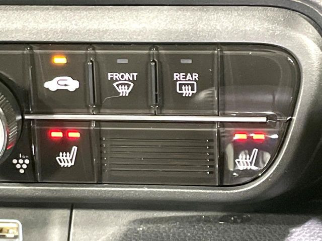 【シートヒーター】寒い日に重宝するシートヒーター!エアコンより早く温まってくれるので寒がりの人も安心ですね♪エアコンの温風は乾燥するから苦手、という方にもをおすすめです。