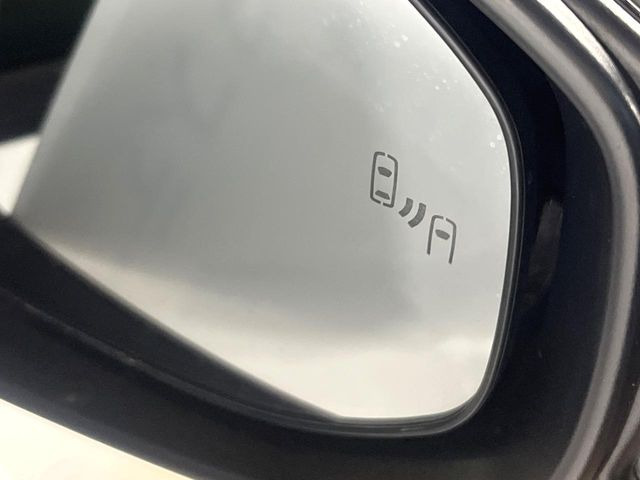 【ブラインドスポットモニター】走行中、ドアミラーの死角になりやすい箇所に後続車が接近するとサイドミラーのレンズに警告を表示!ドライバーに注意喚起をしてくれます。