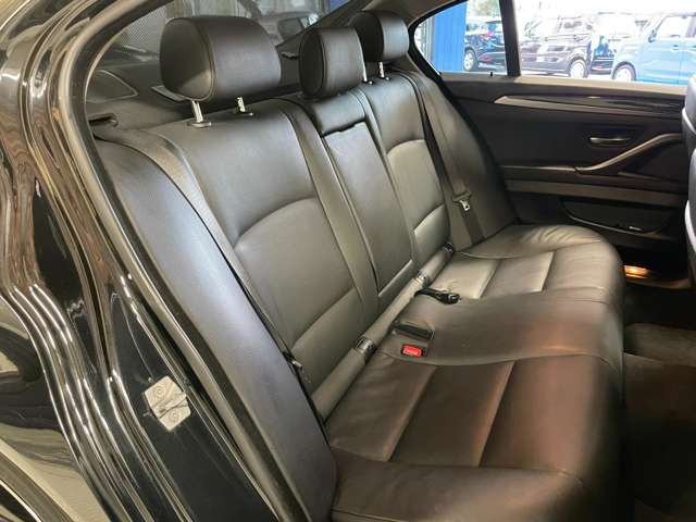 広々した後部座席で、大人が乗ってもストレスなくロングドライブが楽しめます!