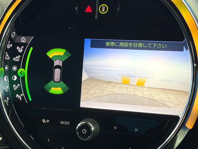 ●パノラミックビューモニター:専用のカメラにより、上から見下ろしたような視点で360度クルマの周囲を確認することができます☆死角部分も確認しやすく、狭い場所での切り返しや駐車もスムーズに行えます。