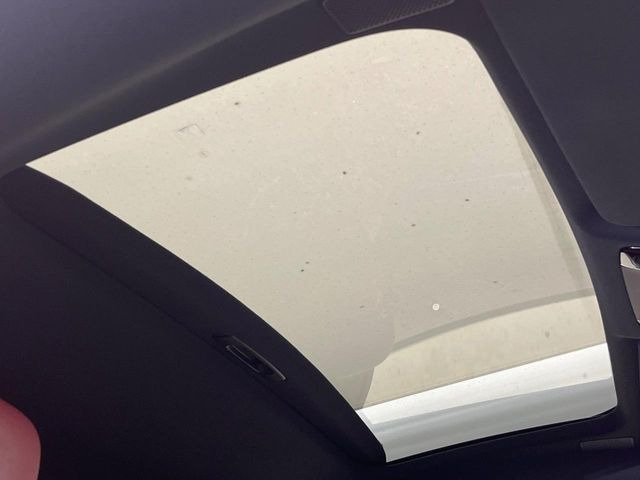 【ガラスルーフ】ガラスルーフ搭載で車内の解放感が一気にアップ!開放的なドライブをお楽しみいただけます。