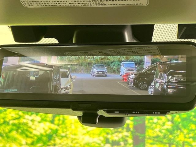 【スマートリヤビューミラー】後席の大きな荷物や同乗者で後方が確認しづらい時でも安心!カメラが撮影した車両後方の映像をルームミラー内に表示。クリアな視界で状況の確認が可能です!