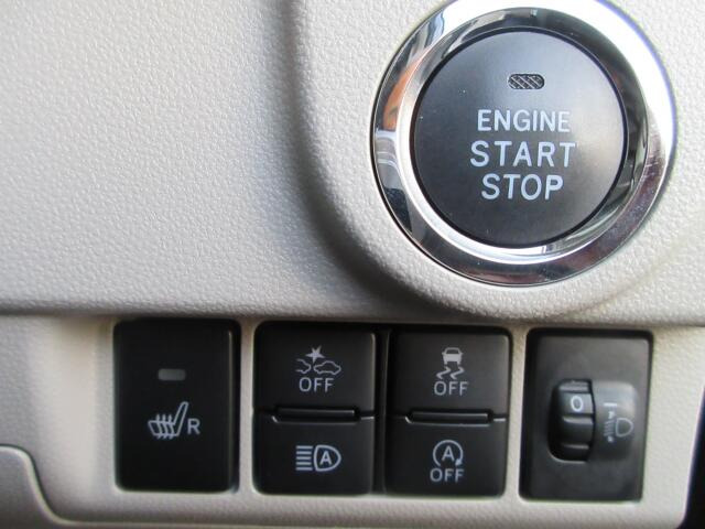 各種スイッチ付きです。話題のスマートアシスト搭載。安全運転の強い味方です☆(ダイハツ)