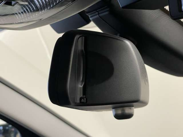 ドラレコ付きの社外品を取り付けることも可能です!最近はやりのデジタルルームミラーも気になる方は是非一度ご相談を!!