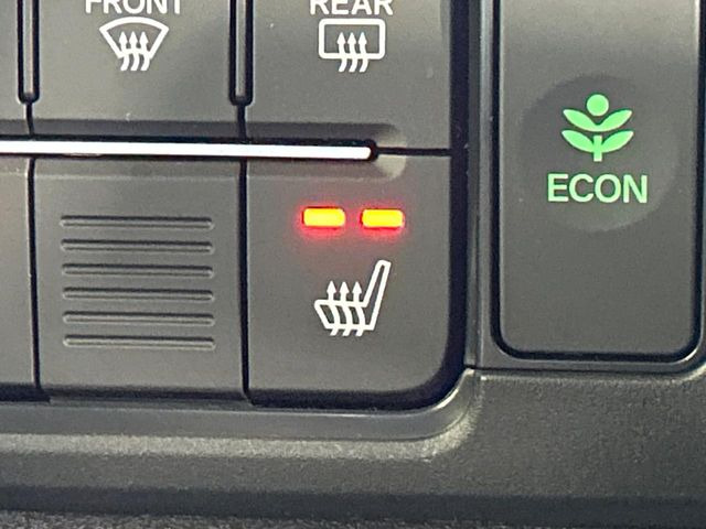 【シートヒーター】寒い日に重宝するシートヒーター!エアコンより早く温まってくれるので寒がりの人も安心ですね♪エアコンの温風は乾燥するから苦手、という方にもをおすすめです。