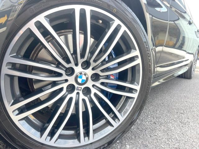 ●純正19インチアルミホイール:輸入車ならではの卓越した走りを支えるホイールと足回りです!日本車の走りに慣れている方にもぜひ体感して頂きたいほど、高いレベルでまとまっています!