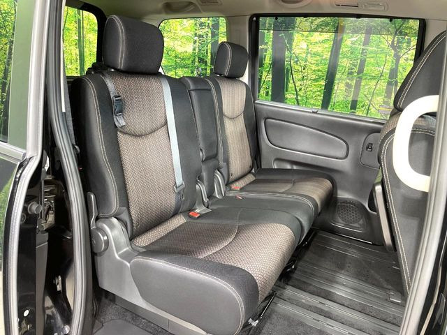 セカンドシートは中央部が可動式となっており、スライドすれば通路スペースが登場!前後の移動がとっても簡単です♪もちろん、8名乗車時も快適な座り心地のシートとなっています♪