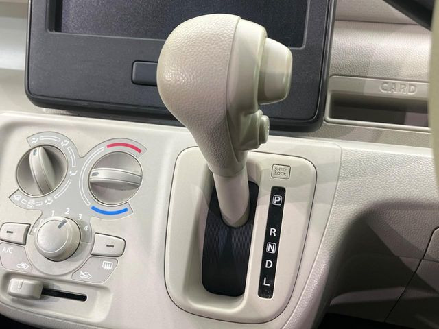 インパネシフトならハンドルからの移動距離が短く操作もスムーズ!また、足元が広くなりすっきりしますので、大柄な方でも快適にお過ごしいただけます。