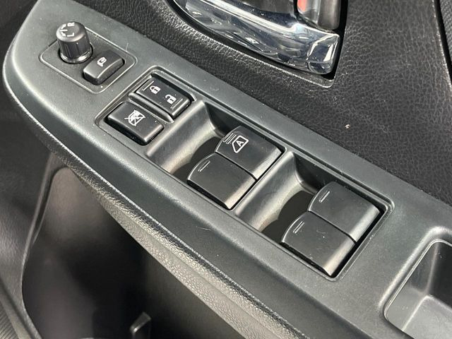 【電動格納ミラー】サイドミラーは電動格納式となっており、狭い駐車場でもキズがつくリスクを抑えられます。