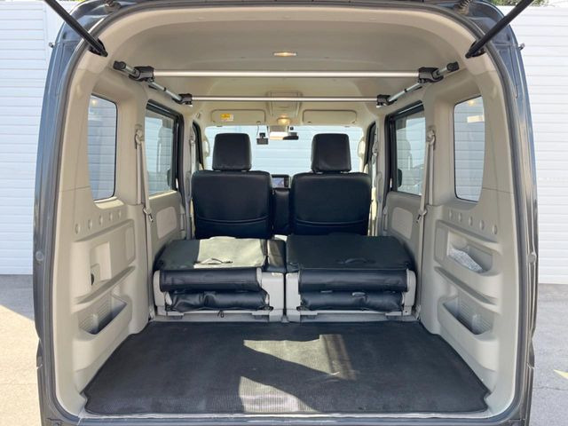 ���i�̂���������ʋ΁A���}���ɏ\���ȉ׎��X�y�[�X���m�ۂ��Ă���܂��B�Z�J���h�V�[�g��|���ƁA�傫�ȉו��̐ύڂ��\�ł���