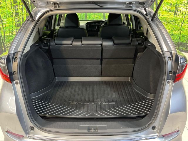 ���i�̂���������ʋ΁A���}���ɏ\���ȉ׎��X�y�[�X���m�ۂ��Ă���܂��B�Z�J���h�V�[�g��|���ƁA�傫�ȉו��̐ύڂ��\�ł���