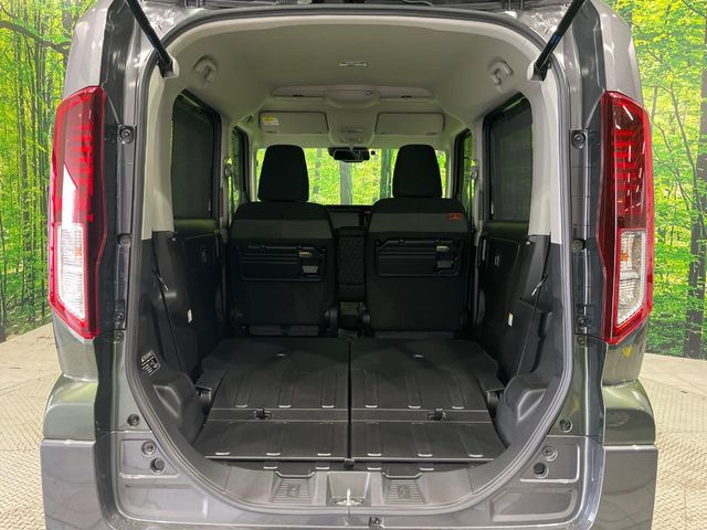 ���i�̂���������ʋ΁A���}���ɏ\���ȉ׎��X�y�[�X���m�ۂ��Ă���܂��B�Z�J���h�V�[�g��|���ƁA�傫�ȉו��̐ύڂ��\�ł���