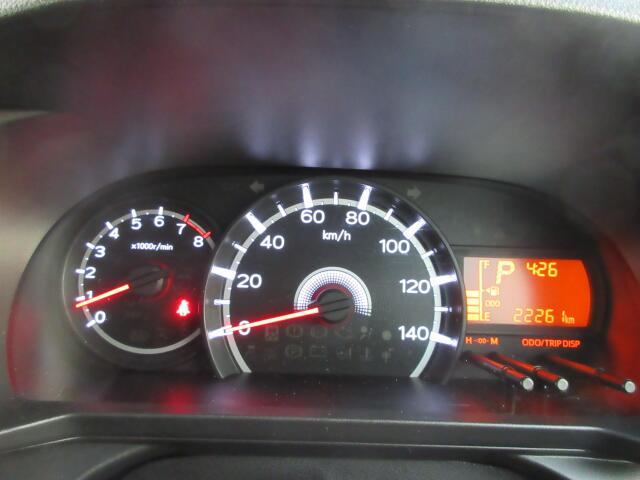 シンプルで見やすいデザインのメーターパネルです。車の情報が表示される大事な場所だからこそ見やすさが大切ですね。