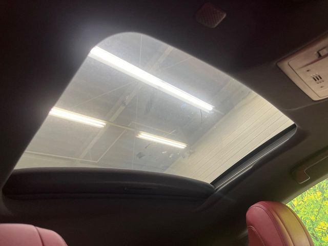【ムーンルーフ】開放感たっぷりの希少装備、サンルーフが装着されています!車内に明かりを取り入れたり景色を楽しむ以外にも、車内の空気も簡単に換気できて快適です!