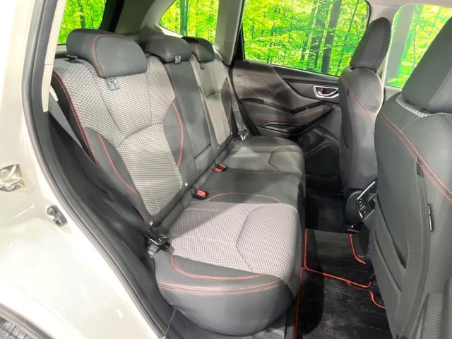 【合皮レザーシート】汚れのふき取りが容易でメンテナンスもが簡単な、機能性に優れる合成皮革を採用した上質なシートです。座り心地もよく、高級感あふれる心地良い車内空間を演出してくれます。