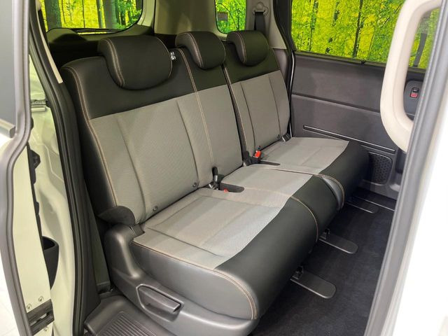 高品質なオリジナルフロアマットもオプションにてご用意しております。お好きなデザインやカラーをお車に合わせて選んでいただくことができます♪