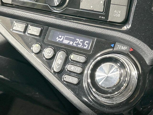 【オートエアコン】一度お好みの温度に設定すれば、車内の温度を検知し風量や温度を自動で調整。暑い…寒い…と何度もスイッチ操作をする必要はありません。快適な車内空間には必須の機能ですね♪
