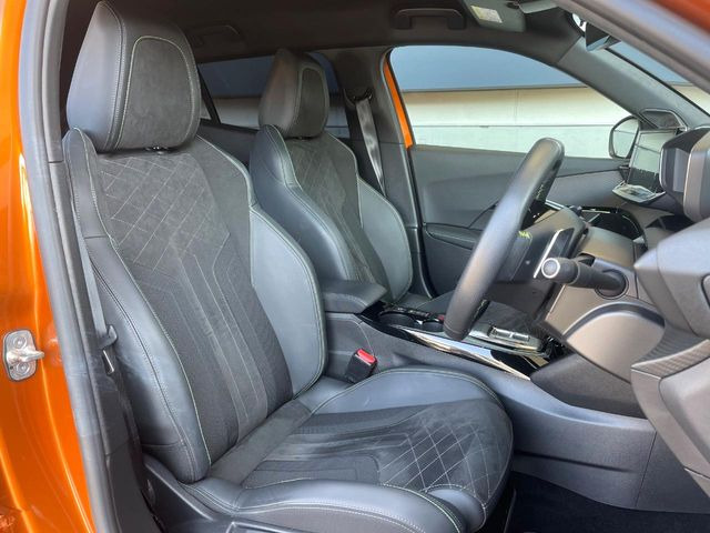 ●前席:ゆったりとしたドライバースペースで、長時間の運転でも快適にお過ごしいただけます。