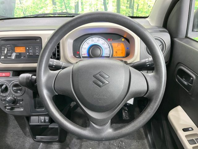 �C���e���A�ɍ��킹���f�U�C���̃X�e�A�����O�́A�^�]�������̂��Ƃ��l���A�^�]���₷���`��A�傫���ł��B�����x�A���ۂɐG���Ă��m���߂��������B