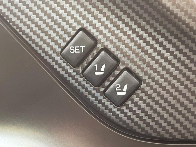 【メモリー機能付きパワーシート】ドライバーごとに設定したシート位置を記憶して、ボタン一つで切り替えできる便利な機能!運転する方が複数名いらっしゃるご家庭におすすめです♪