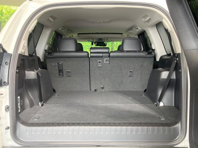後席を格納すると、これだけの広さが!シーンに合わせたシートアレンジで、大きな荷物も積むことが出来ます♪