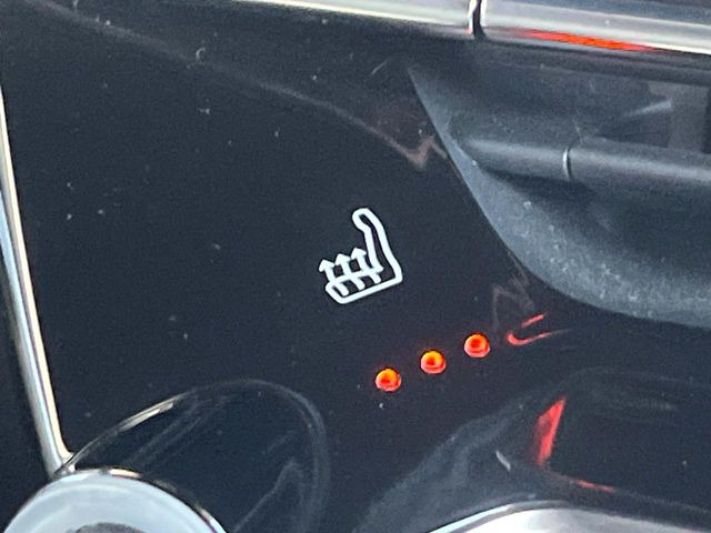 ●フロントシートヒーティング:運転席・助手席共に三段階で調節が可能なシートヒーターを装備しております。季節を問わず快適にご使用いただけます。