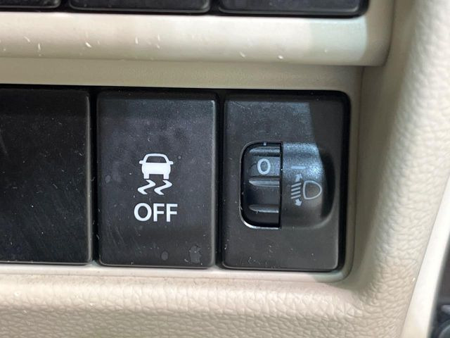 【横滑り防止装置】車両の横滑りを感知すると、自動的に車両の進行方向を保つように車両を制御します。雨の日など滑りやすい路面状況でも安全な運転が可能です。