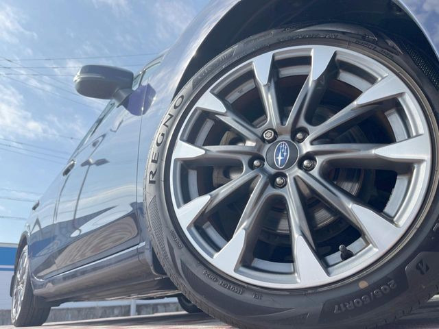 【純正17インチアルミホイール】外観にマッチした純正アルミホイールを装着しております。各種社外アルミホイールや、スタッドレスタイヤも取扱いしております。是非ご相談ください♪