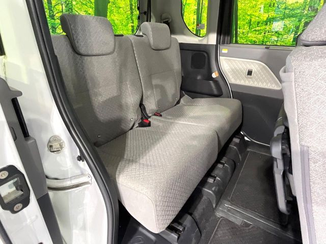 後部座席も気になるようなキズ・汚れやへたり等、大きなダメージはなく、良好な状態です。