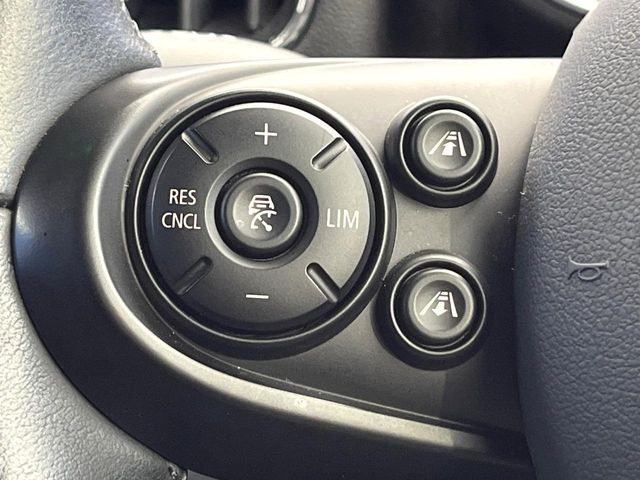 ●レーダークルーズコントロール:前の車との車間距離を一定にとりつつ、一定速度で自動走行してくれる次世代のクルーズコントロール!主に高速道路や自動車専用道路で使用する便利な機能です!