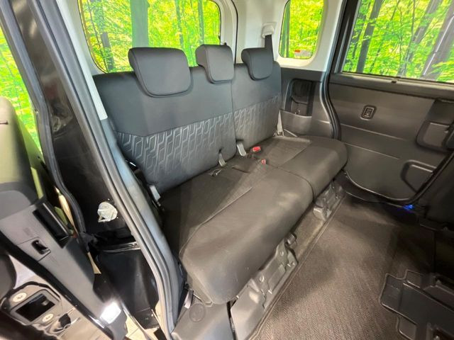 後部座席も気になるようなキズ・汚れやへたり等、大きなダメージはなく、良好な状態です。