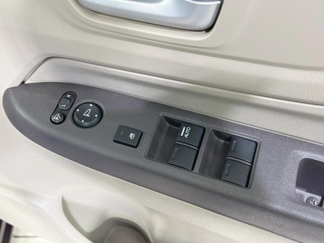 �y�d���i�[�~���[�z�T�C�h�~���[�͓d���i�[���ƂȂ��Ă���A�������ԏ�ł��L�Y�������X�N��}�����܂��B