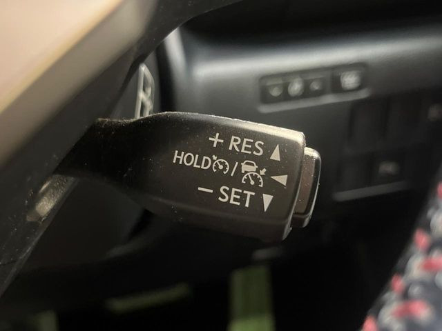 【レーダークルーズコントロール】高速道路での長距離走行が楽に!!自動で速度を保つクルーズコントロールが、衝突軽減システムと連携し、前方の車両を感知して車間を保つように速度調節してくれます!!