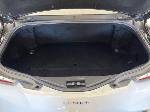 積み下ろしのしやすいデッキにはたっぷりと荷物を積み込んでいただけます。遊びから仕事まで、様々なシーンで頼れます♪