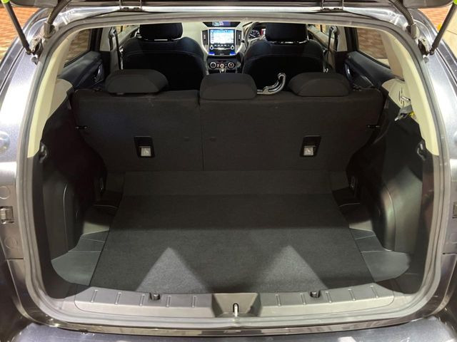 ラゲッジルームは、大容量のスペースを確保。普段のお買い物からレジャーまで、幅広く活躍してくれます!また、リアシートを倒すことでバリエーション豊かにお使いいただけます。