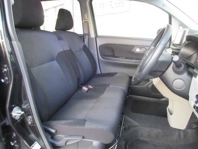 フロントシートも状態良好ですよ。大きな汚れもなく、安心です。座り心地もいいですよ。