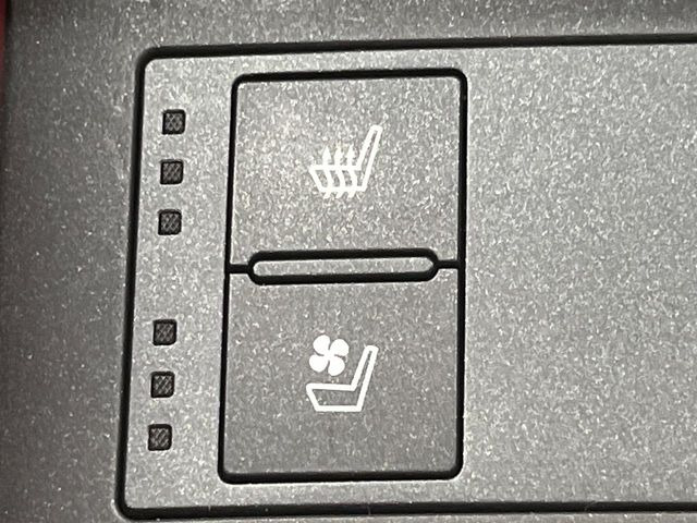 【シートベンチレーション】夏場は涼しい風でお尻や背中の熱やムレを防ぎ、冬はエアコンよりも早く温まってポカポカに!季節を問わず快適に過ごせます。